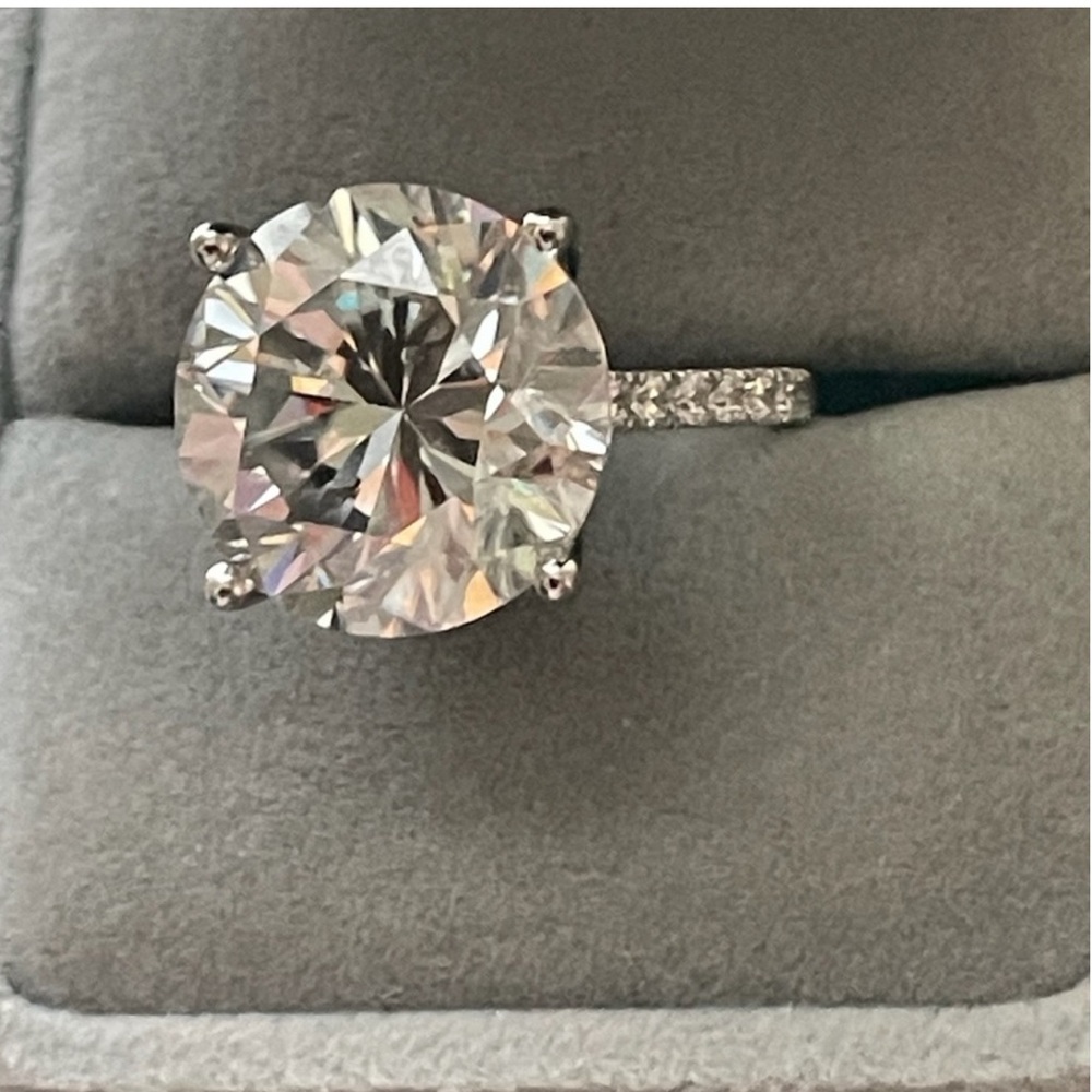HIDDEN HALO: Certified Diamond 12.0ct Round Cut